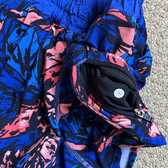 Women’s Lululemon Track That Shorts Size 4 - Picture 2 of 2